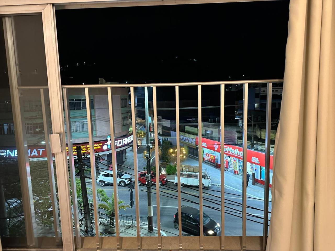 Ape No Centro De *